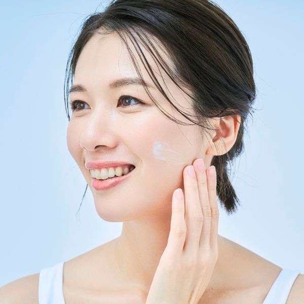 目元や小鼻など気になる箇所は重ね付け