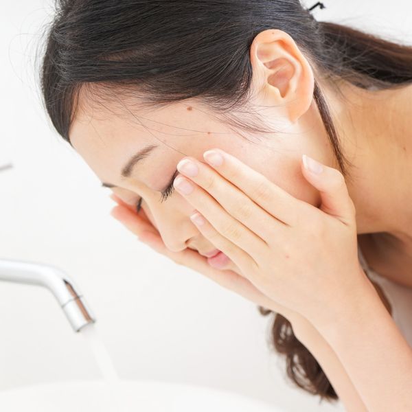 クレンジングジェルやハイドロゲンソープで汚れを落とし美容液が浸透しやすい肌状態にします